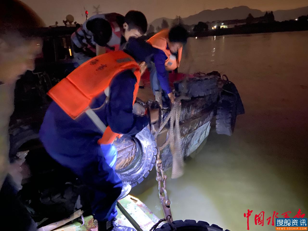 杭州：6艘船舶锚链绞成乱麻 港航“外科手术”式施救