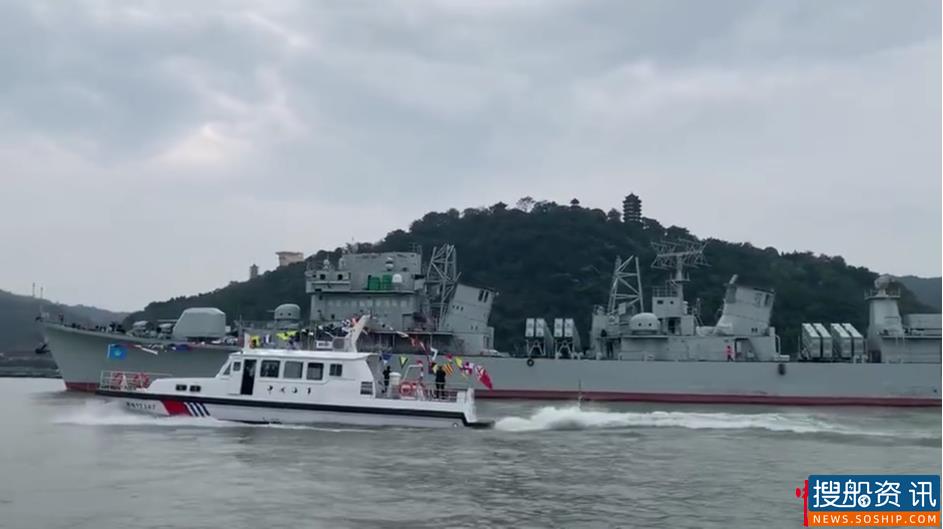海军退役军舰“珠海舰”驶入长江重庆段  重庆海事全程悉心护航