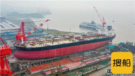 舟山中远海运重工11.3万吨油轮N755船成功下水