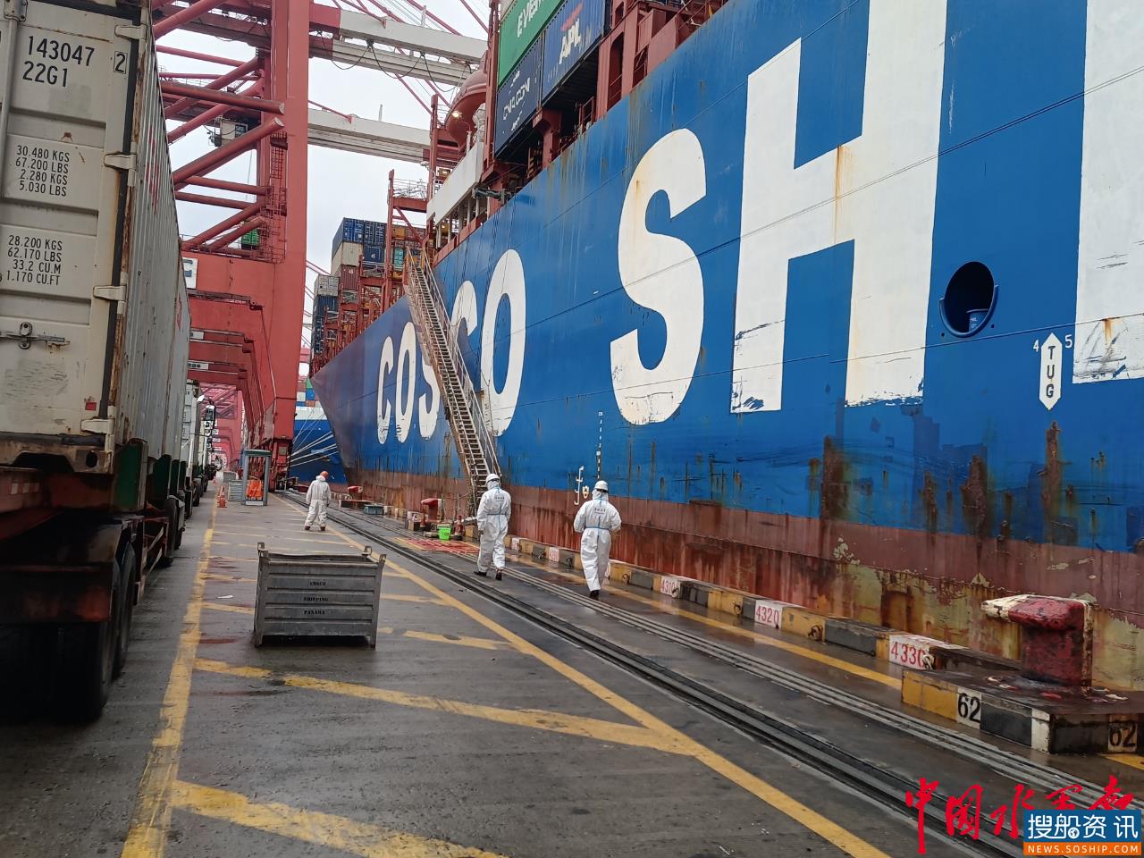 洋山港海事局保障载运西班牙机床  展品的巨轮准时靠港