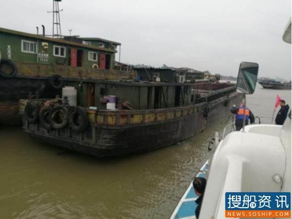 长航芜湖公安查获一艘隐形采砂泵船