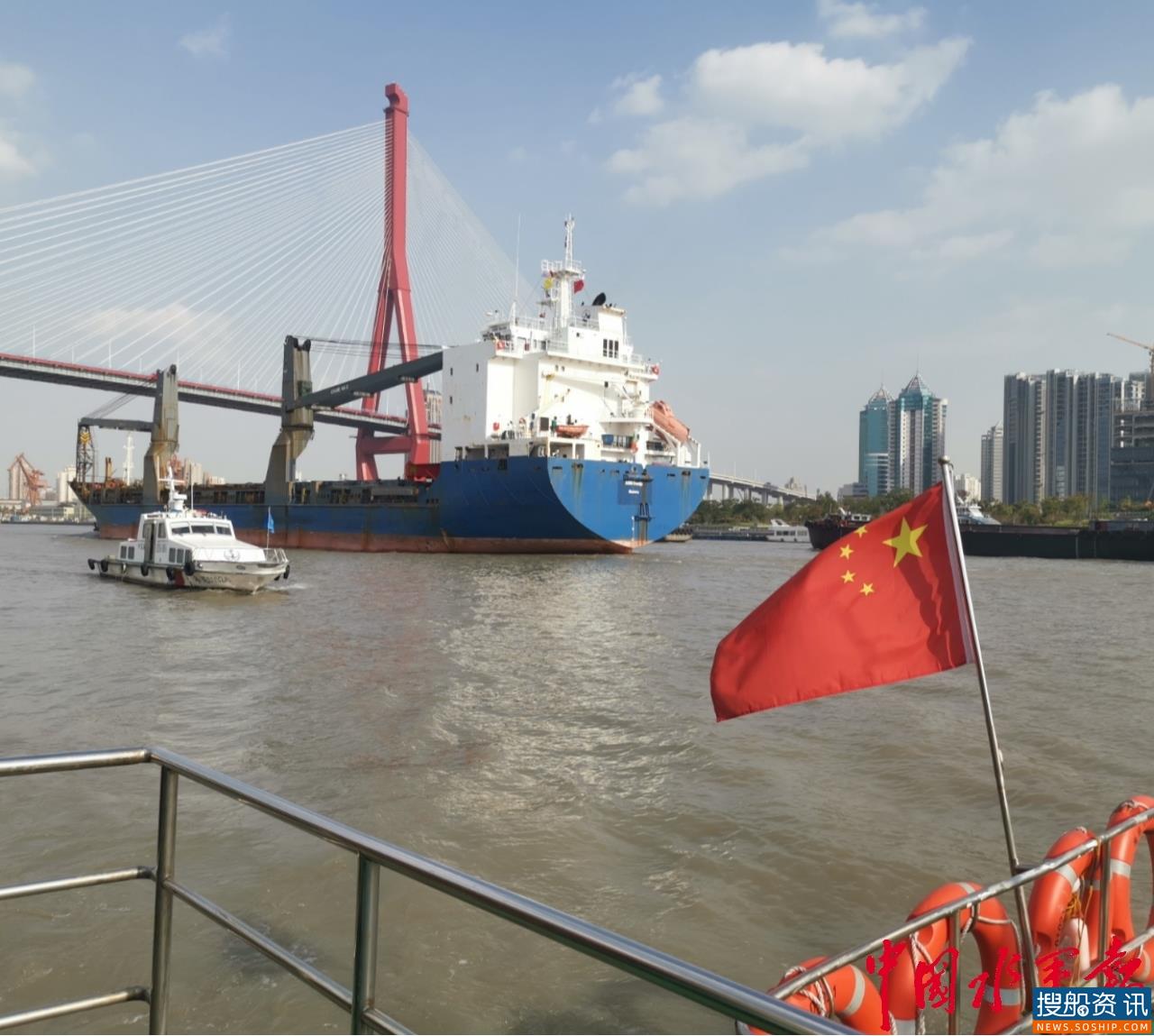 上海海事局牵头开展联合整治行动 扣押一艘涉多项违法行为散货船