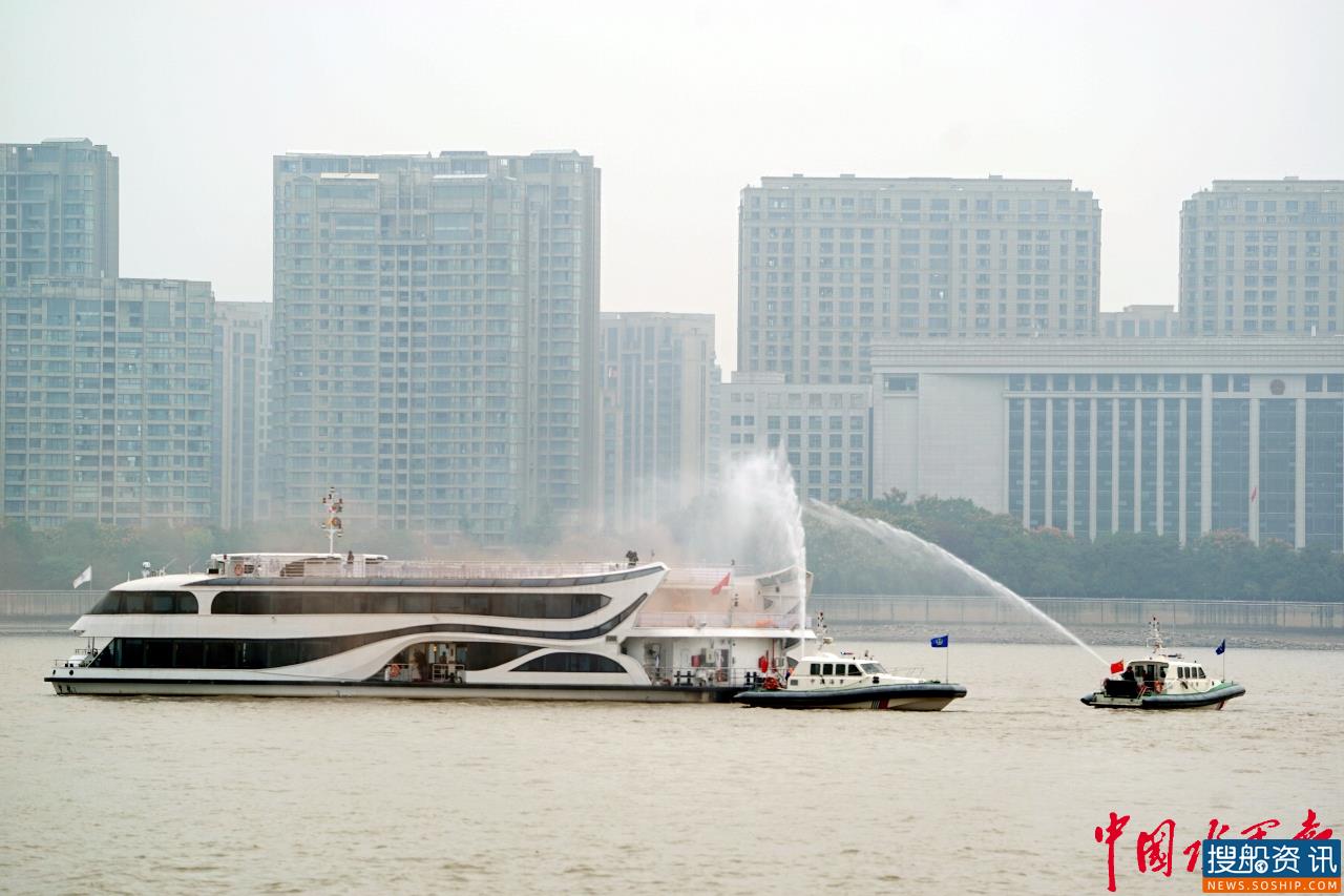 杭州举行客货船碰撞应急救助演习