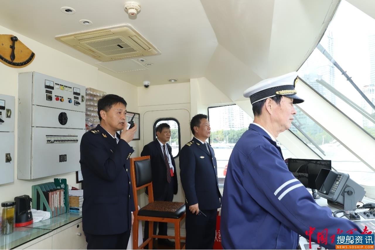 上海海事局开展黄浦江客运船舶综合应急演练活动