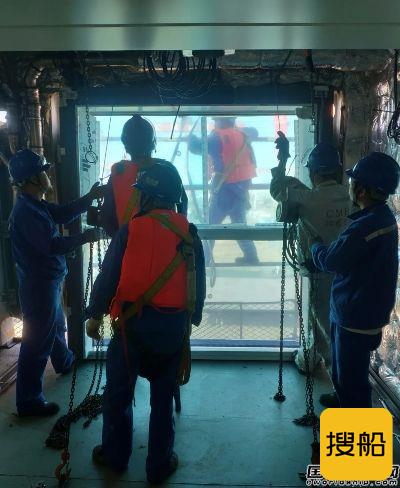 招商工业海门基地完成国内首次极地探险邮轮船用法式阳台门安装