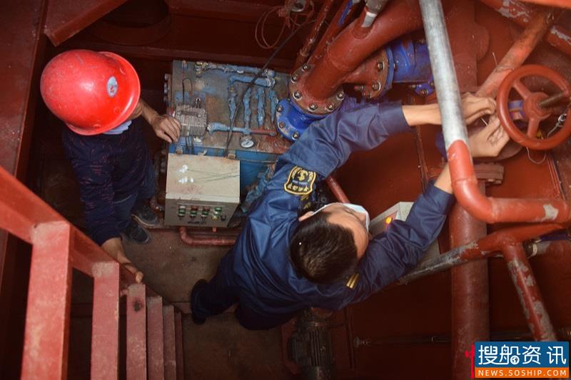 荆州海事局组织开展初冬时节船舶燃油及生活污水抽样检测