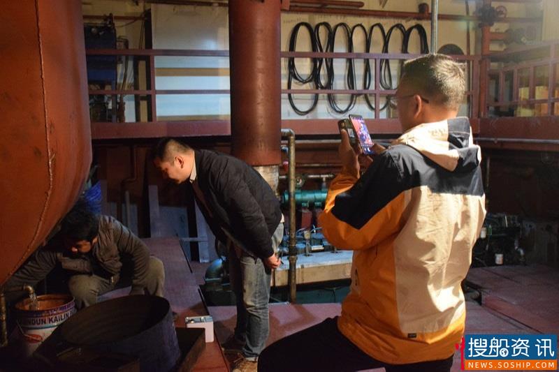 荆州海事局组织开展初冬时节船舶燃油及生活污水抽样检测