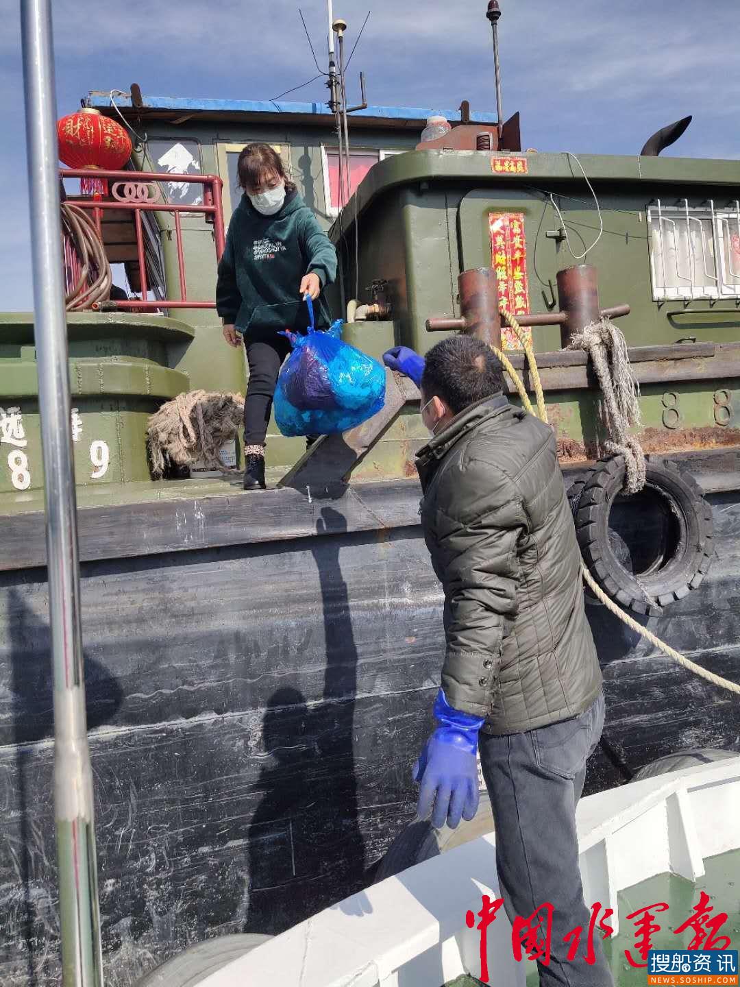 南通首艘船舶垃圾回收船“苏通洁001号”一年服务船舶千余次,干线航道河水再也没有污物怪味了