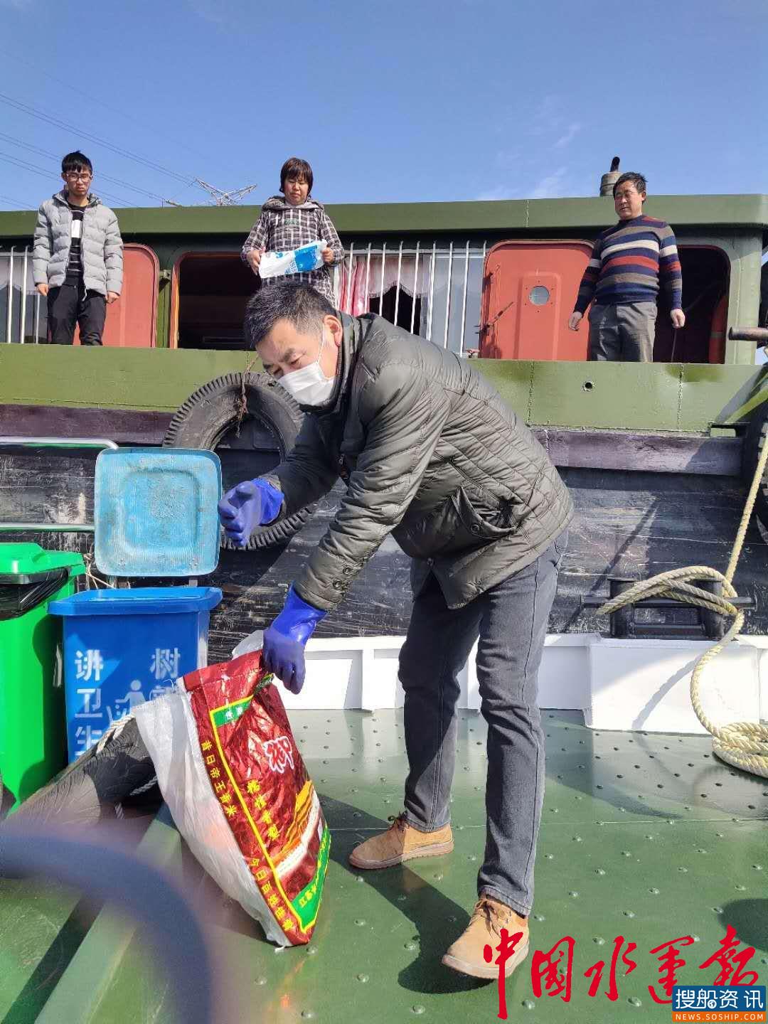 南通首艘船舶垃圾回收船“苏通洁001号”一年服务船舶千余次，干线航道河水再也没有污物怪味了