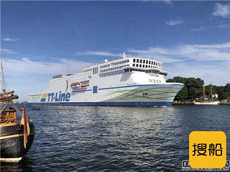 南京金陵船厂首艘双燃料客滚船完成坞内搭载出坞