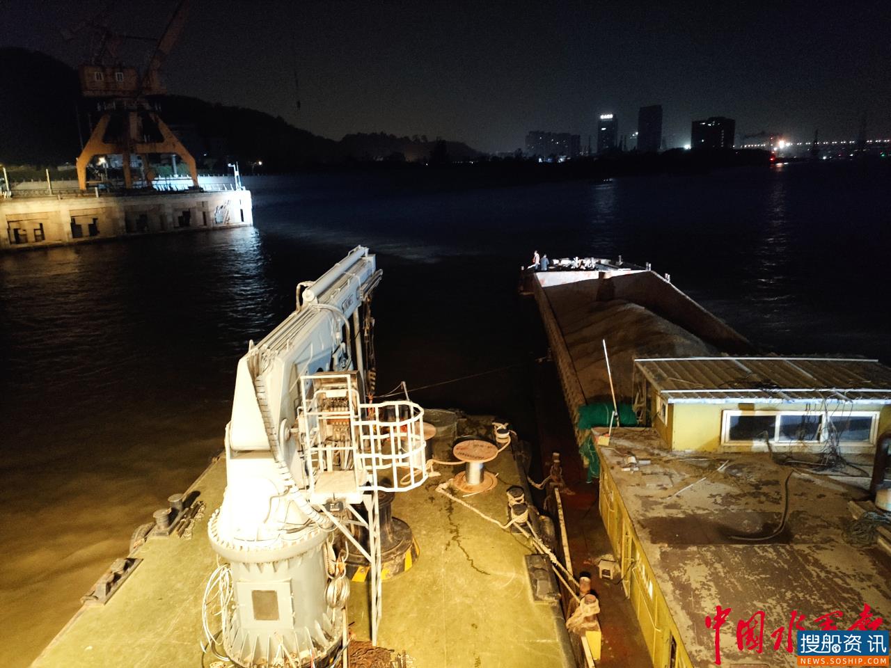 长江南京航道局“宁道标403”轮紧急救助失控船舶