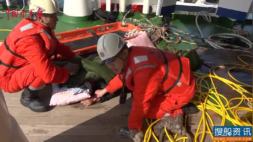 “三位一体”应急救援 北海救助局成功救助翻扣渔船被困渔民