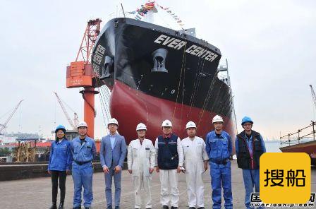 新扬子造船首制1800TEU集装箱船下水完整性再创新高