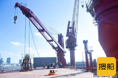沪东中华一艘13000吨重吊船完成克令吊安装工作