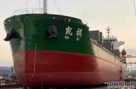 腾龙造船一艘10500吨散货船下水