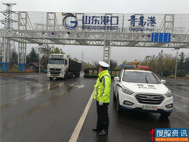 冒雨执勤保障港口道路安全畅通