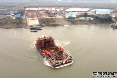 武汉航道船厂抓斗挖泥船“长鹰9”顺利下水