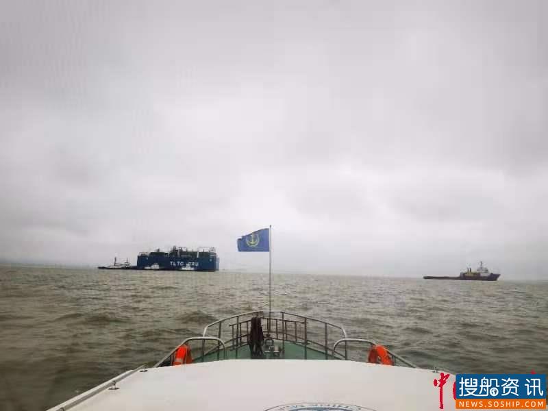 “巨无霸”半潜船下潜 宝山海事全程护航