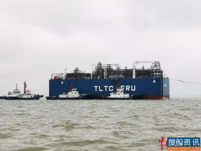 “巨无霸”半潜船下潜 宝山海事全程护航