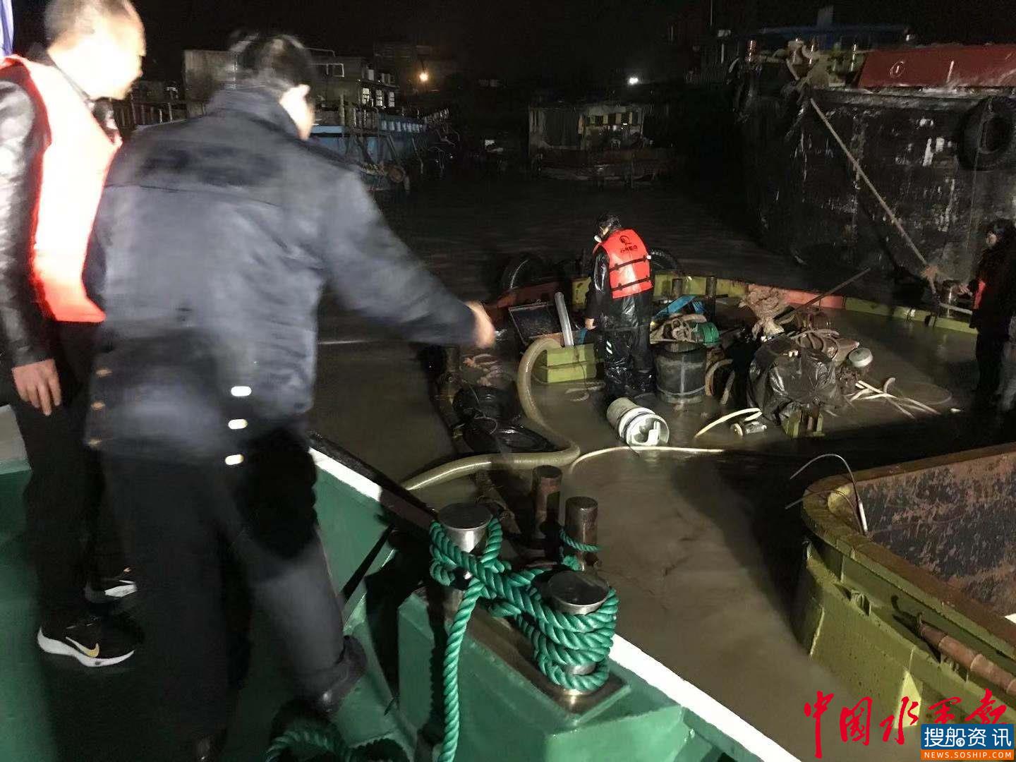 江苏如皋交通执法大队奋战通宵成功救助两艘遇险船舶