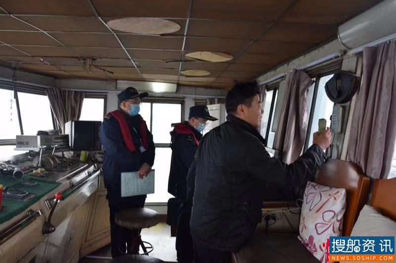荆州海事局严控船舶吃水确保枯水期船舶航行安全