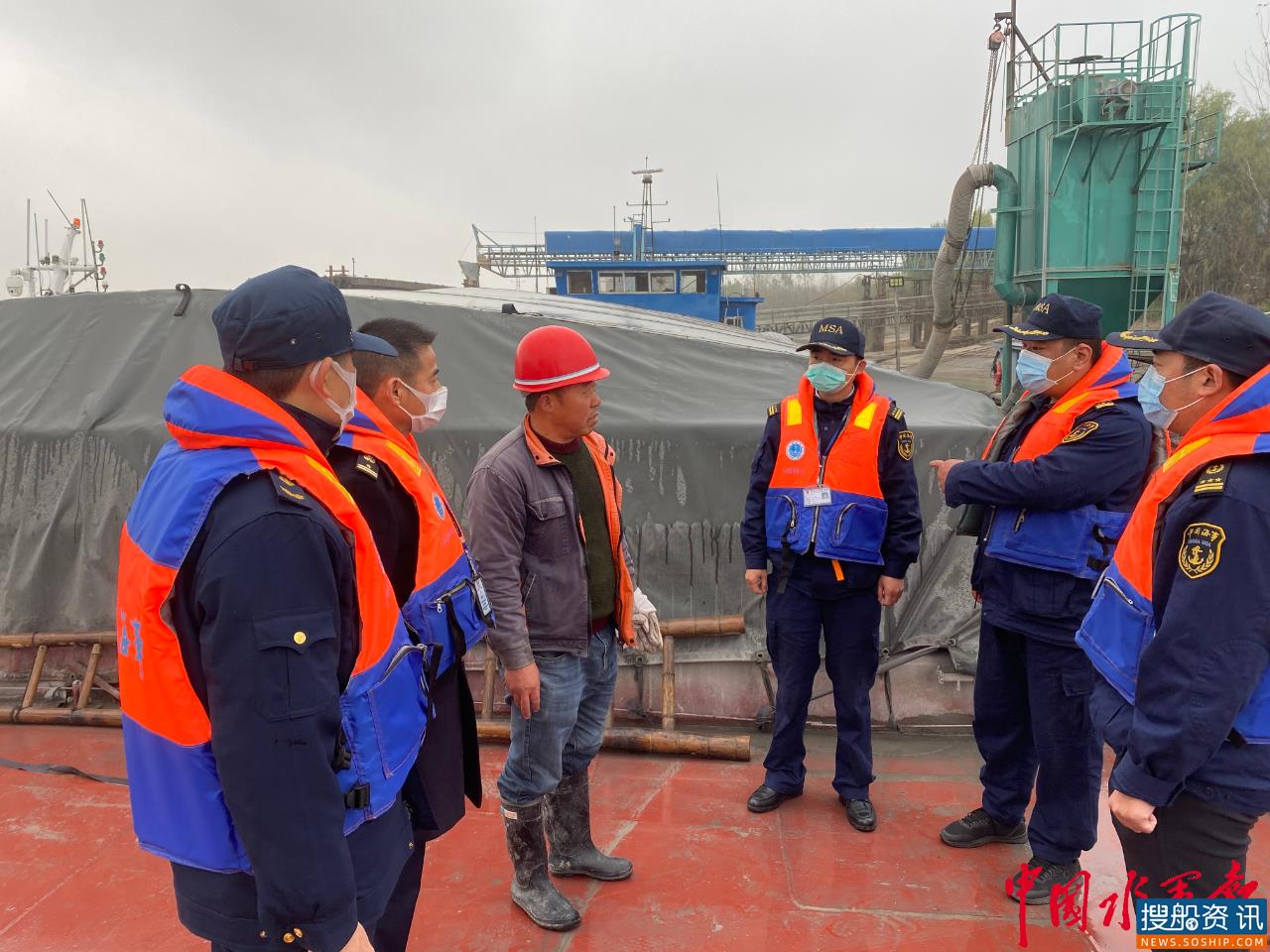 芜湖荻港海事处联合交通执法大队对码头及船舶开展防污染检查