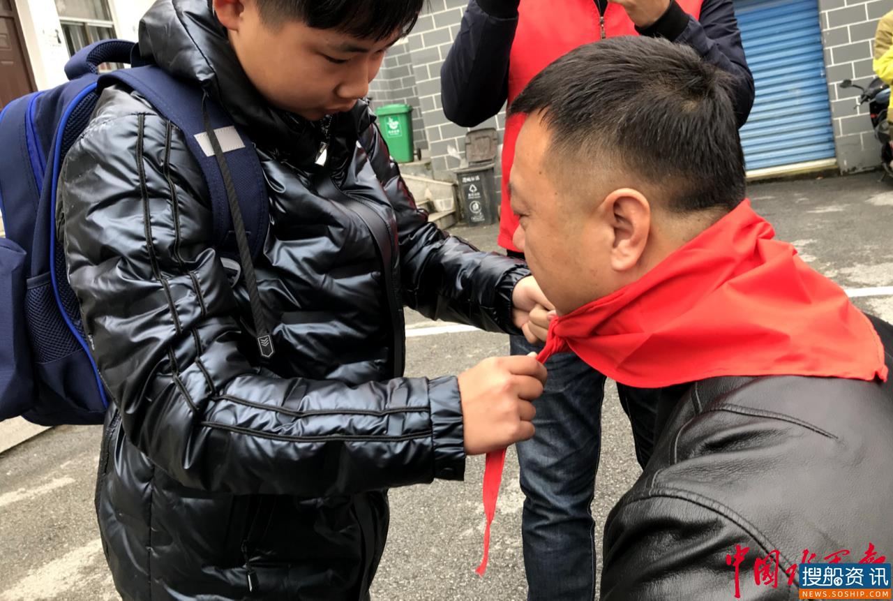 长江南京航道局大胜关党支部开展“大手牵小手,让温暖常在”主题党日活动