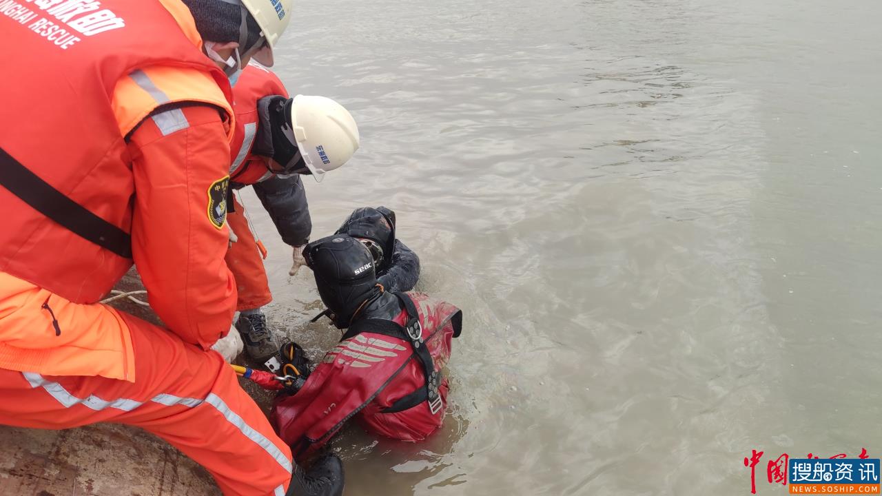渔船翻扣一渔民被困 7个小时 东海救助局派遣应急救助队员火速驰援并成功救起