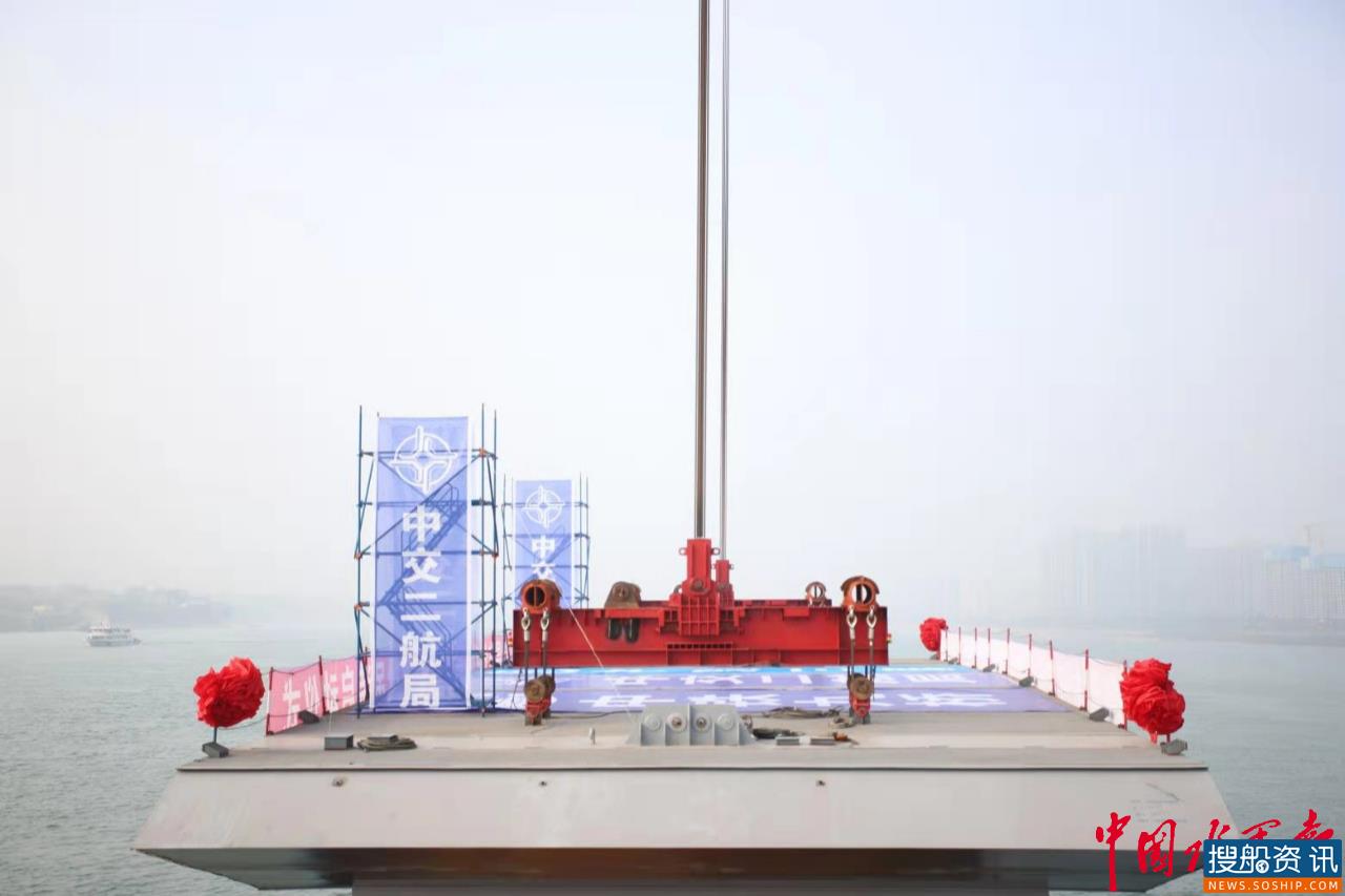 宜昌伍家岗长江大桥首榀钢箱梁顺利吊装