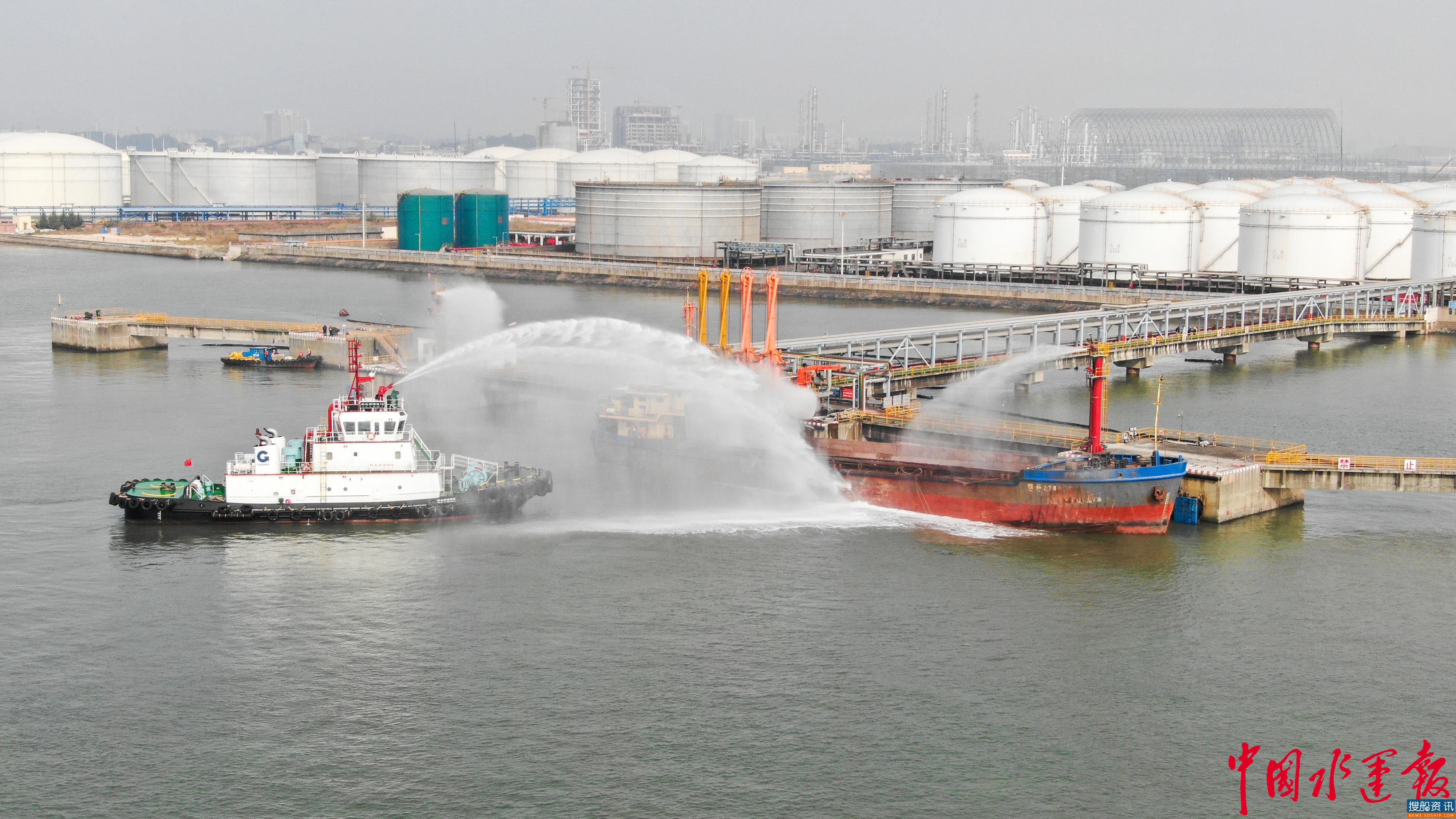 广西北部湾海上搜救消防溢油应急演习举行