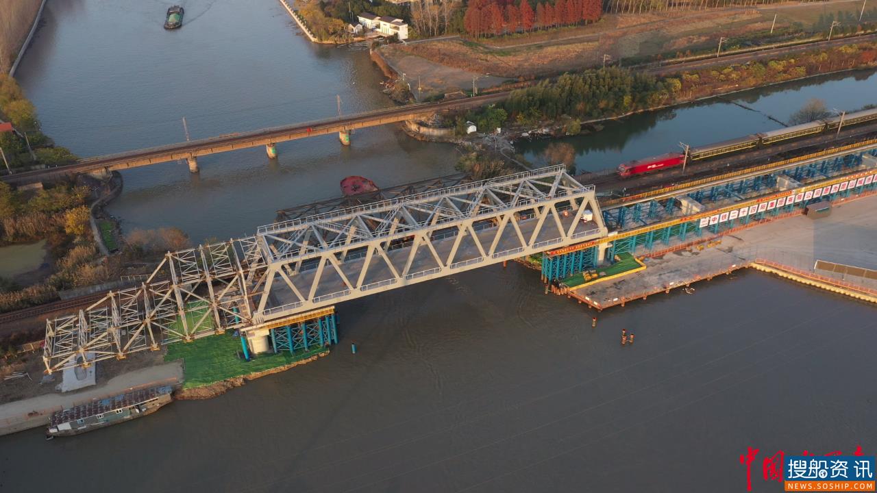 80米钢桁梁成功"飞跨"青阳港 助力苏州内河集装箱运输通道建设,船舶