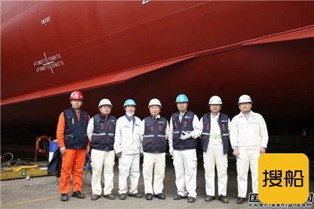 广东中远海运重工首艘安装脱硫塔系统新造船下水
