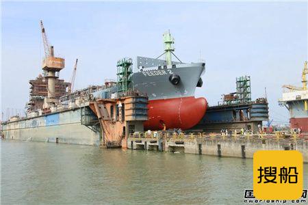 广东中远海运重工首艘安装脱硫塔系统新造船下水