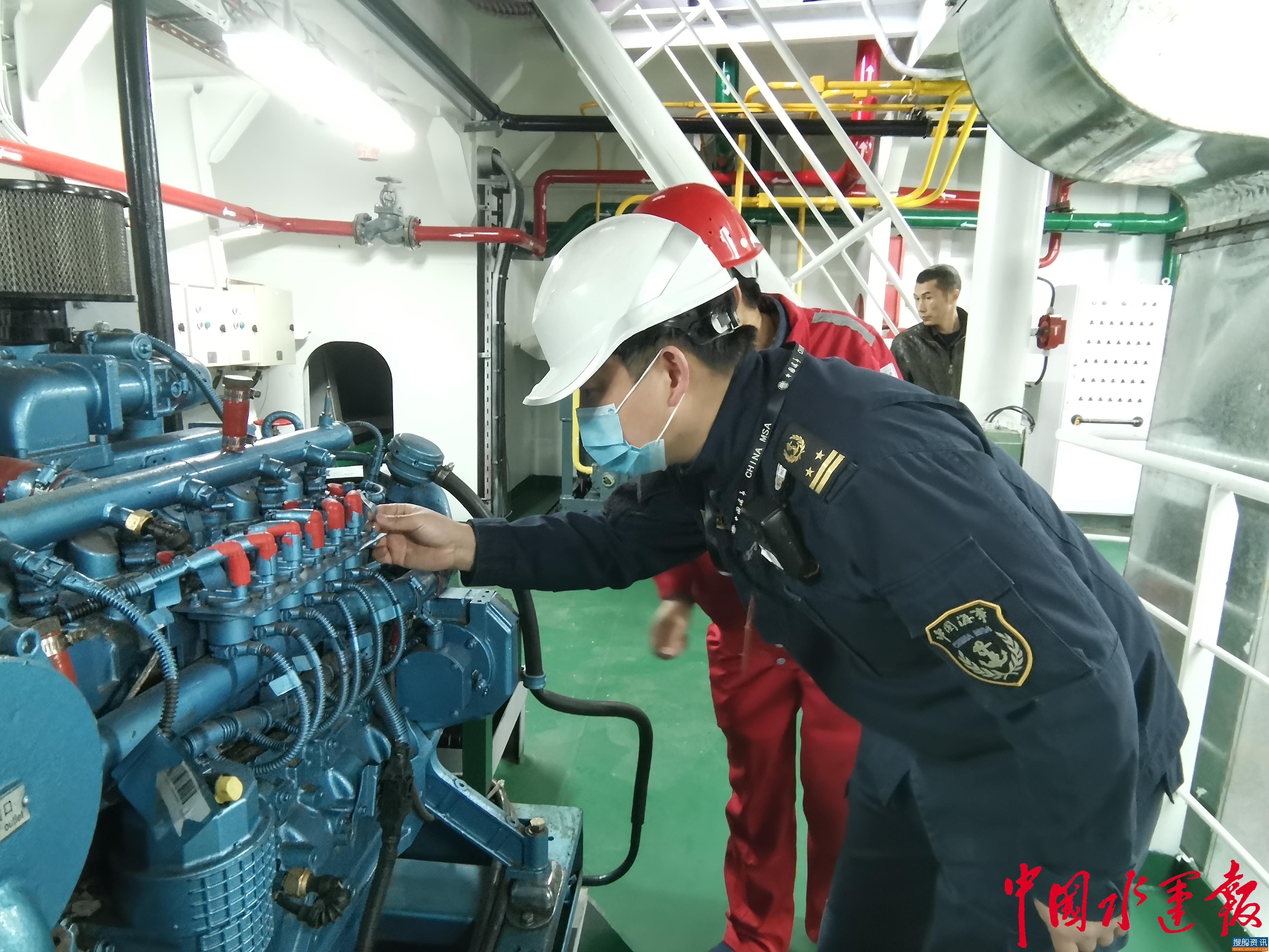 国内首艘万吨级特定航线江海直达双燃料集装箱船首航洋山港