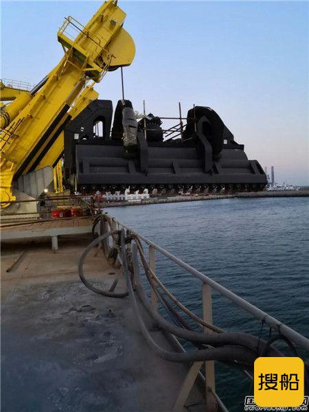 大连中远海运重工18000方挖泥船完成泥耙收放试验