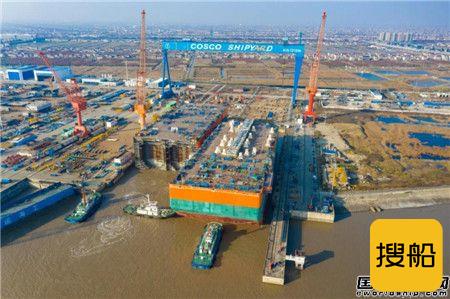 启东中远海运海工N999项目FPSO艏段出坞