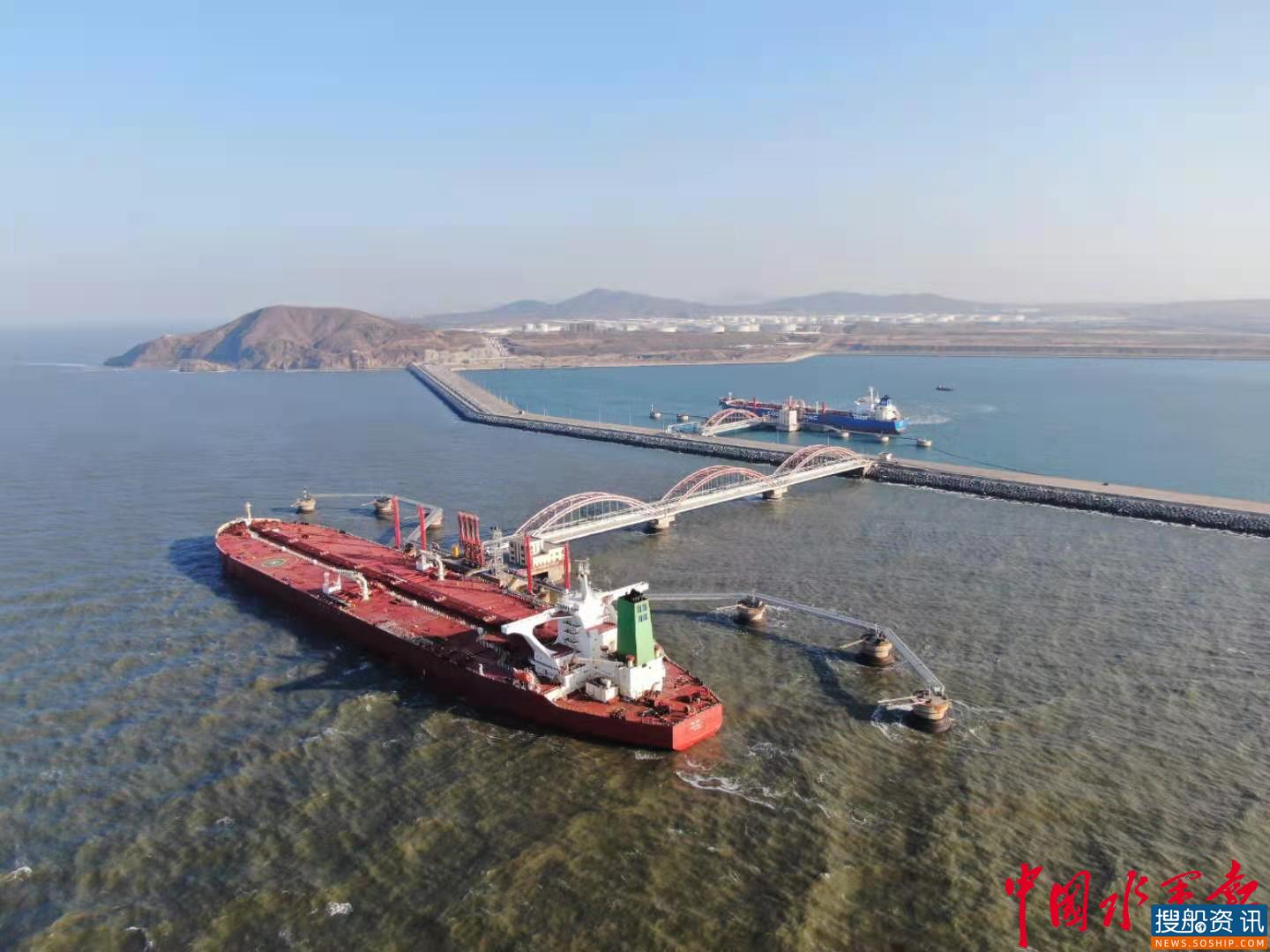大连港长兴岛油品码头顺利完成首次原油过驳作业