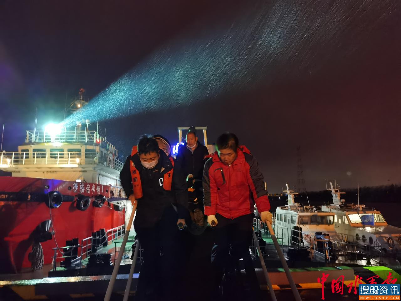 崇明海事在9级大风中搭起生命之桥
