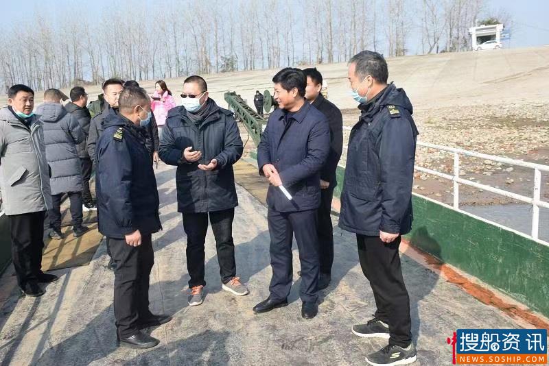 荆州海事局联合沿江政府开展元旦节前渡船专项检查与维护