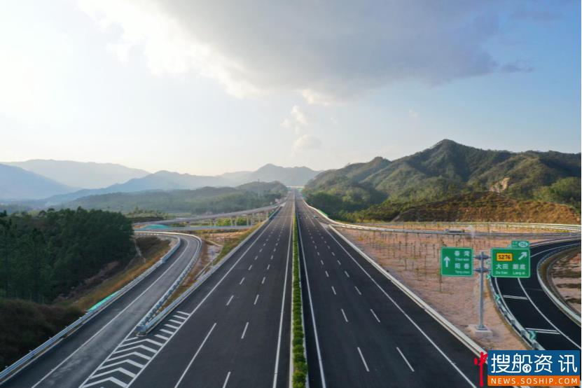 青山绿水间,开春高速是怎么建成的?