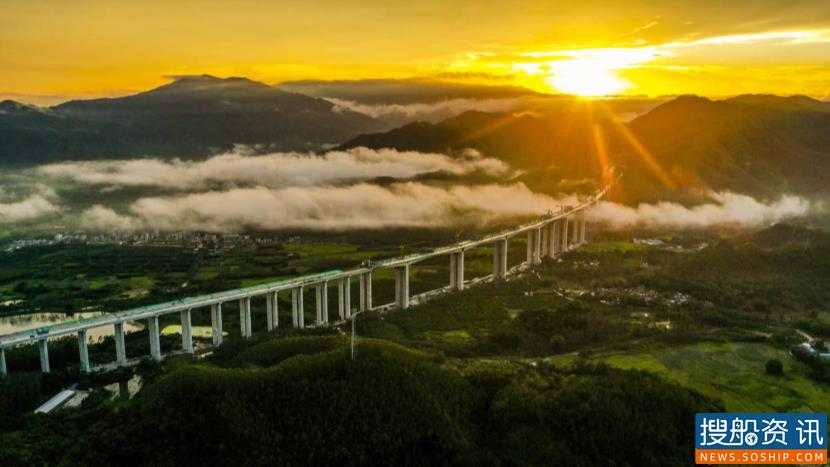 青山绿水间,开春高速是怎么建成的?