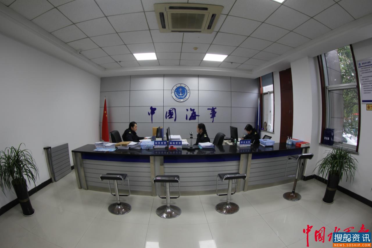 岳阳海事局发出2021年第一本港澳航线船舶登记证书