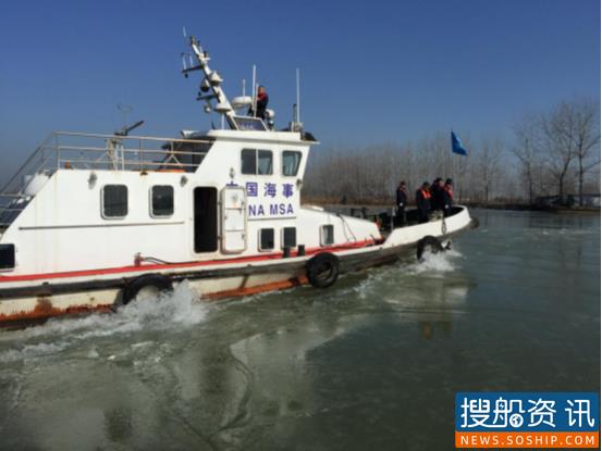 江苏宿迁:骆马湖冰封交通部门破冰在行动