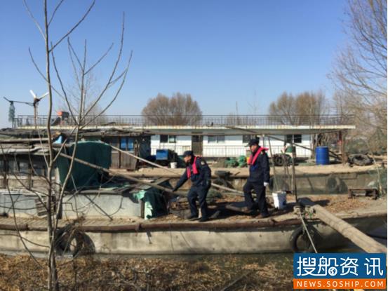 江苏宿迁:骆马湖冰封交通部门破冰在行动