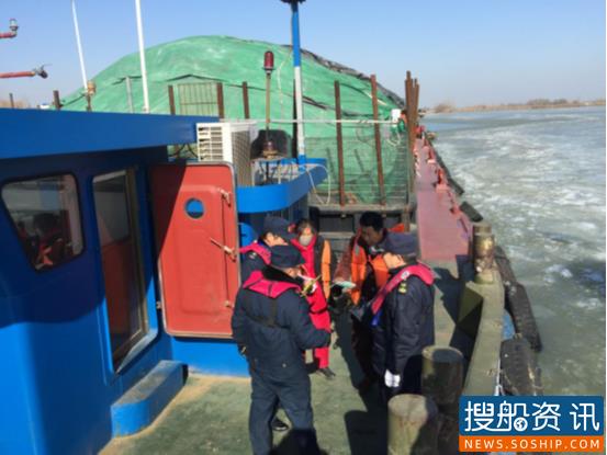 江苏宿迁:骆马湖冰封交通部门破冰在行动