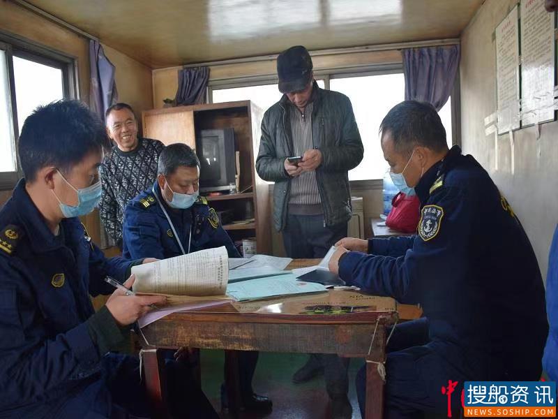 荆州海事局走访渡运企业共保冬季渡运安全