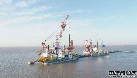 振华启东海工完成1200吨插桩式抢险打捞工程船桩腿吊装