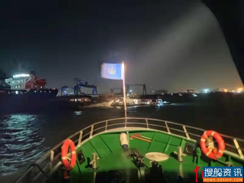 扬州海事局夜间紧急救助嘶马弯道遇险船舶
