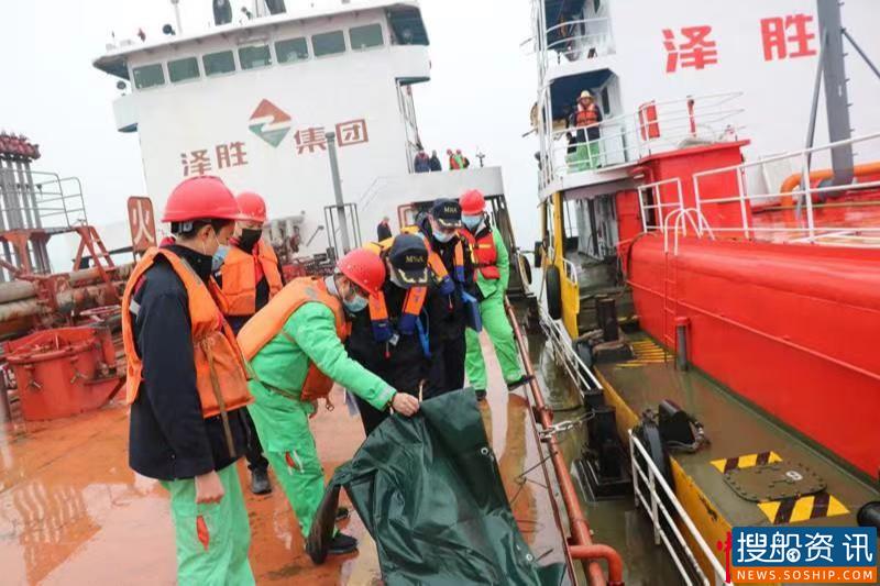 荆州海事局落实水上交通安全生产专项整治三年行动方案现场指导危险品船安全作业