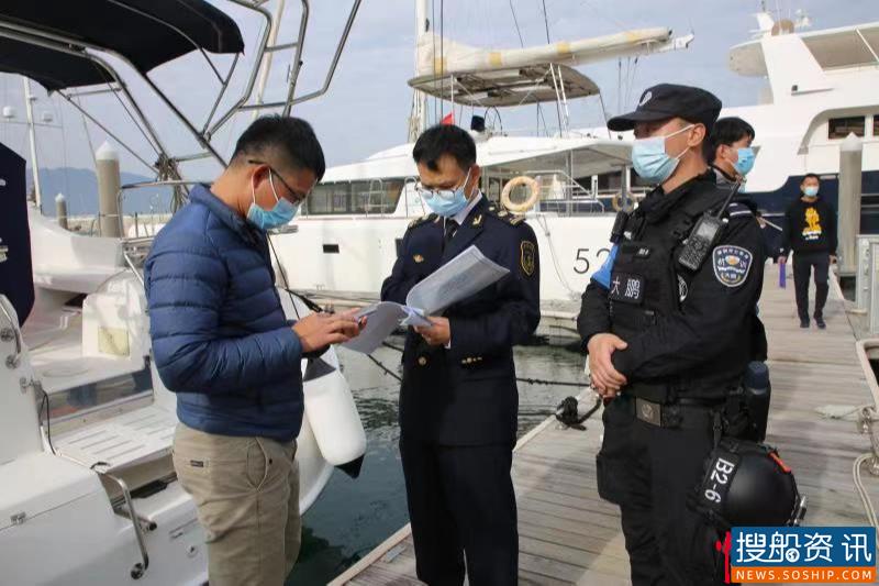 深圳大亚湾海事局执法人员对辖区游艇从业人员资格证书进行核查